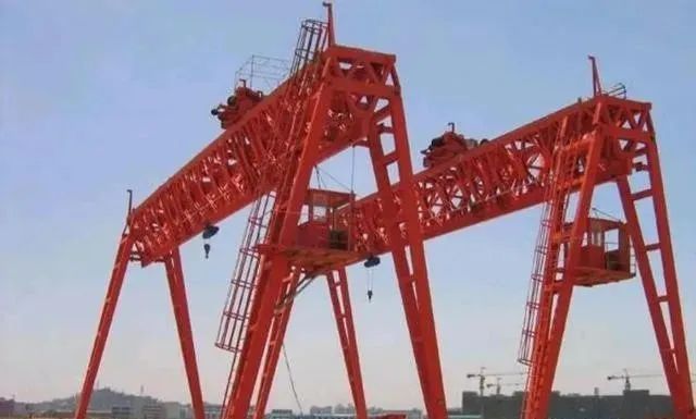 為了面子拒絕中國造，結果龍門吊被大風吹倒，7億美元戰艦被砸